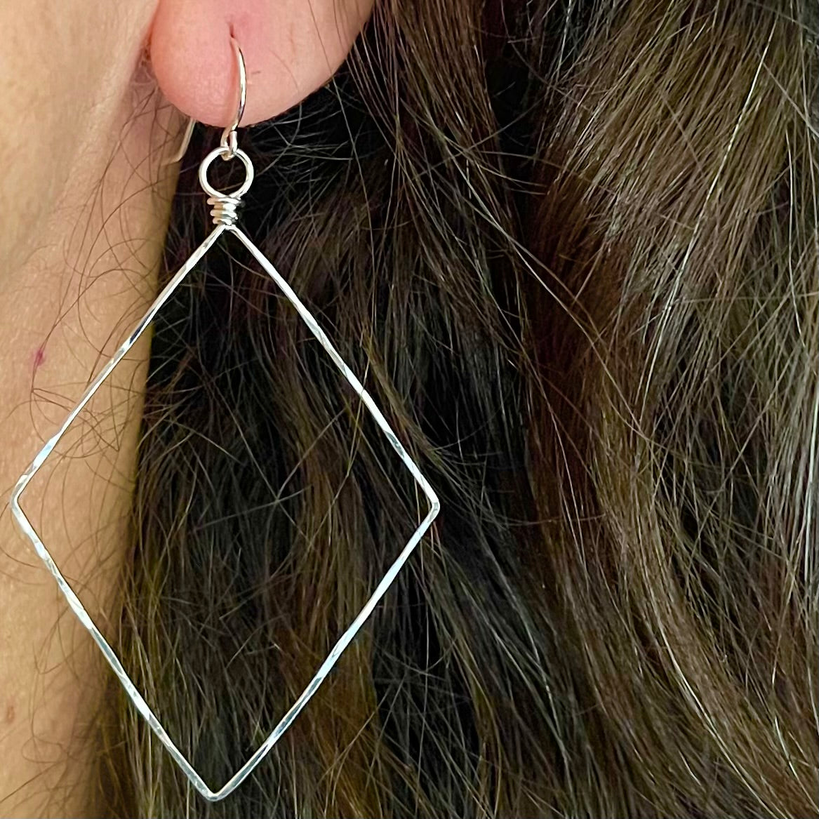 HAMMERED DIAMOND EARRING